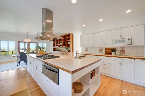 $1,290,000 | 275404 Highway 101, Sequim, WA 98382