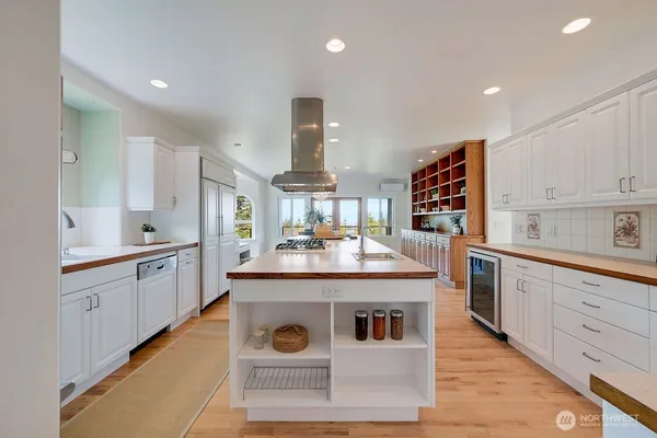 $1,290,000 | 275404 Highway 101, Sequim, WA 98382