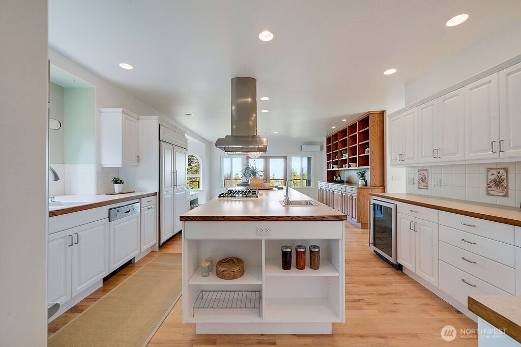 275404 Highway 101 Sequim, WA 98382 - Photo 21 of 40 a kitchen with stainless steel appliances granite countertop a sink and cabinets