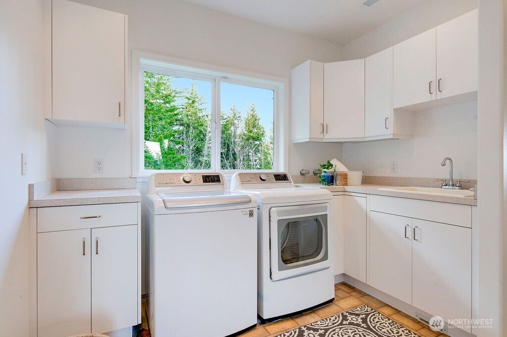 275404 Highway 101 Sequim, WA 98382 - Photo 24 of 40 a kitchen with a white stove top oven sink and cabinets