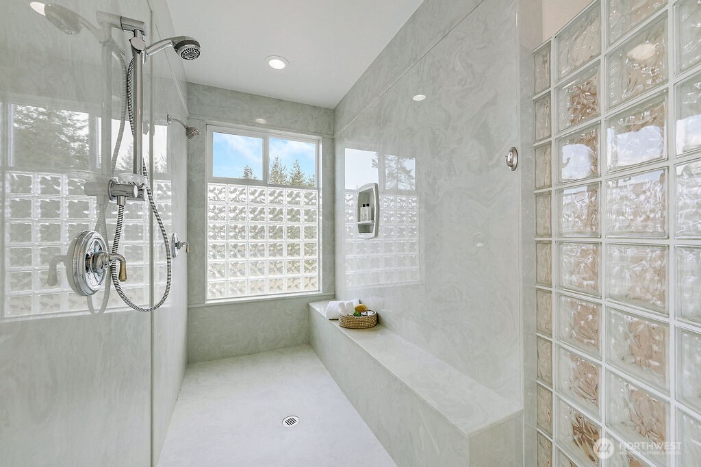 275404 Highway 101 Sequim, WA 98382 - Photo 29 of 40 a bathroom with a bathtub and shower