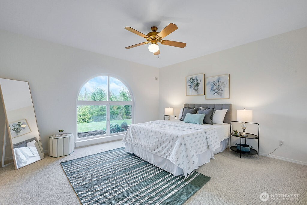 275404 Highway 101 Sequim, WA 98382 - Photo 31 of 40 a bedroom with a bed and a window