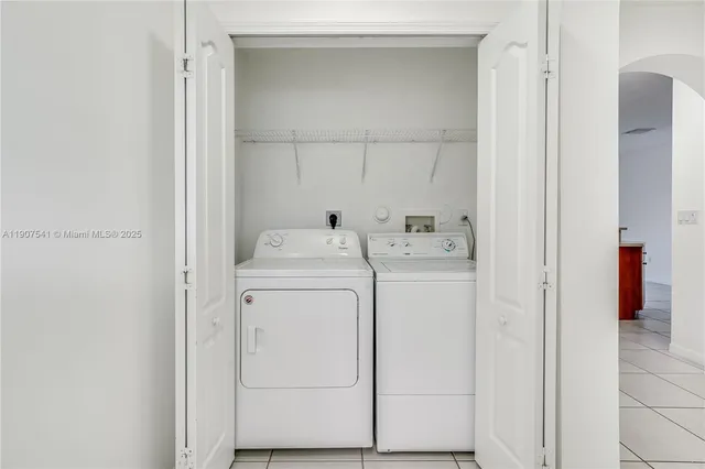 a view of entryway and gallery