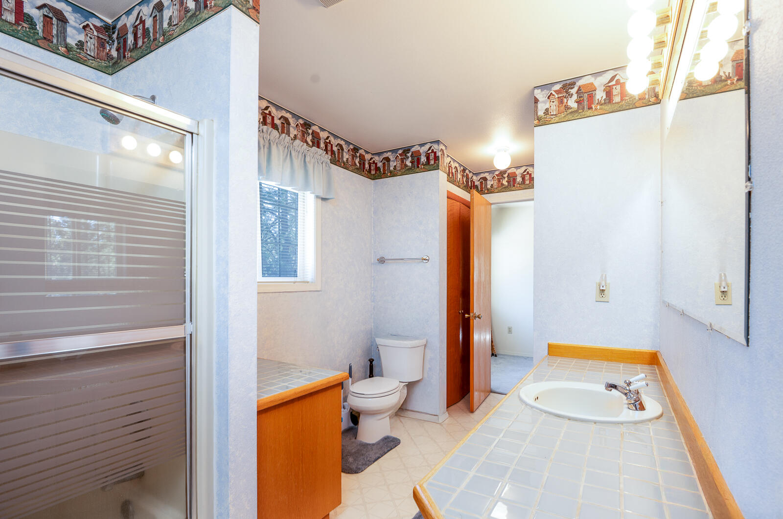 19793 Buck Canyon Road Bend, OR 97702 - Photo 15 of 33 a bathroom with a tub and toilet