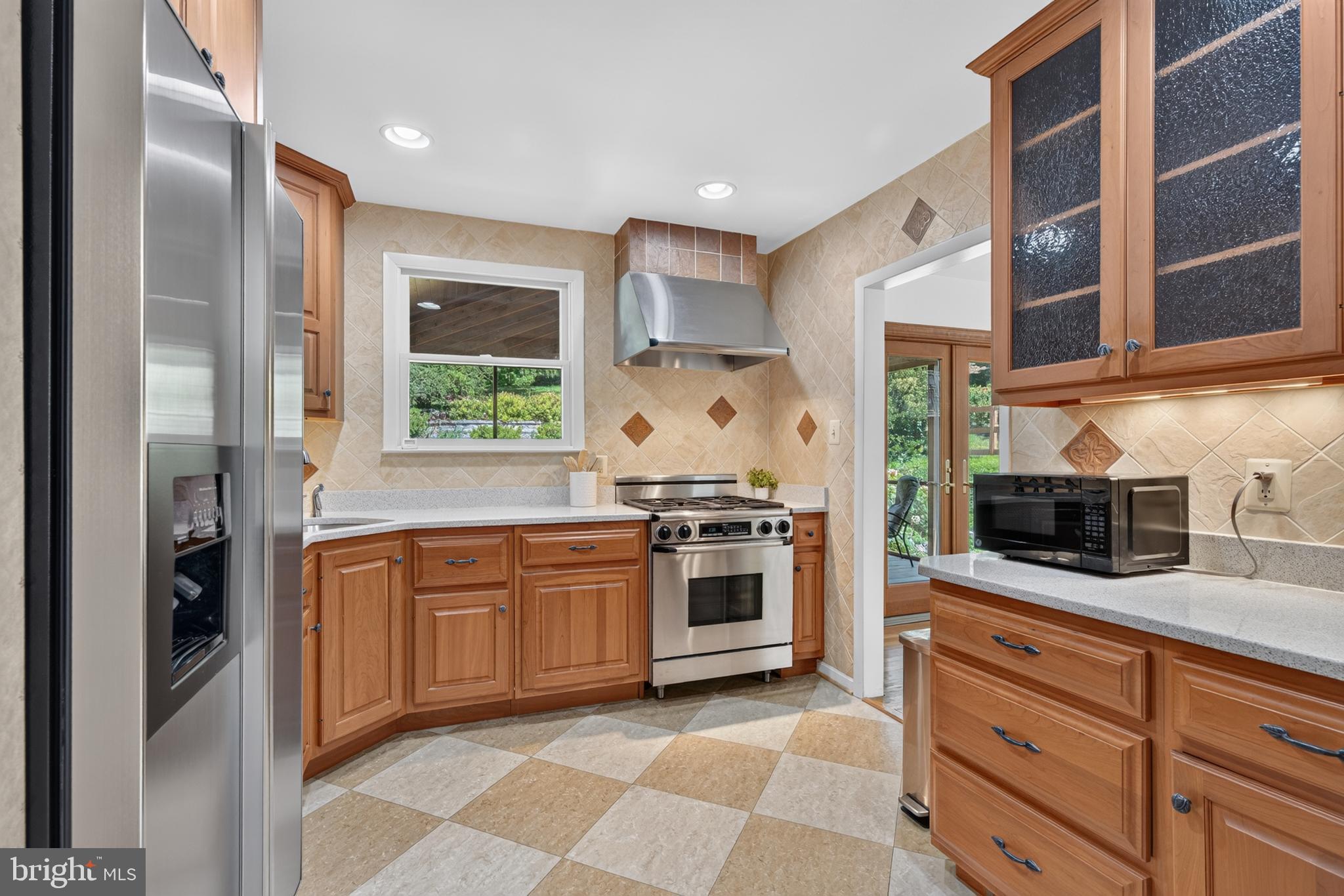 3 North Hilltop Road Baltimore, MD 21228 - Photo 10 of 34 Dacor dual fuel gas stove, Bosch dishwasher