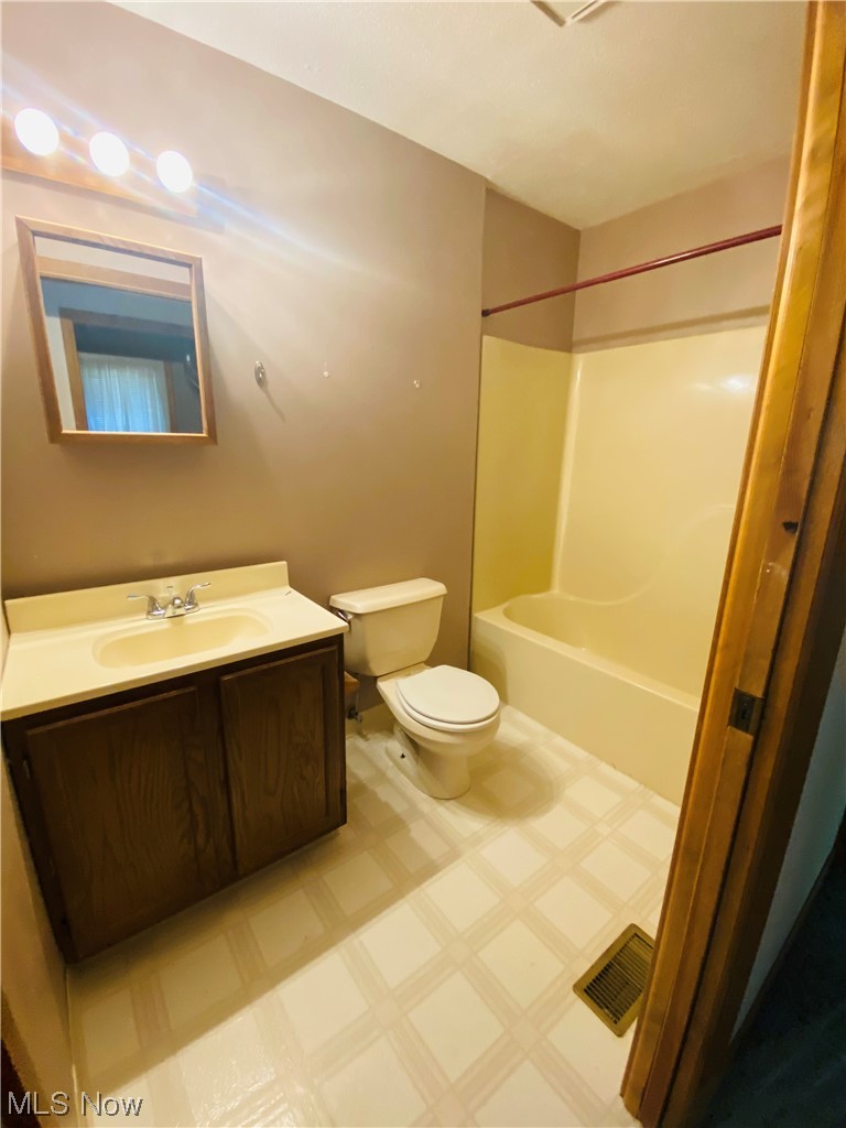 10095 Johnnycake Ridge Road Painesville, OH 44077 - Photo 27 of 34 Bath IL suite