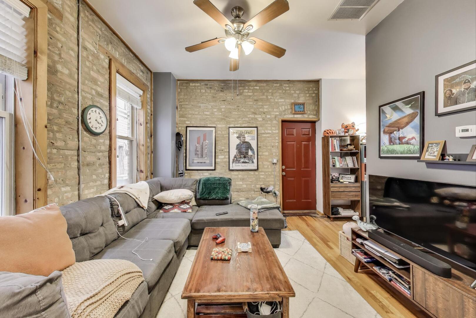 1509 West Thomas Street, Unit 2R Chicago, IL 60642 - Photo 5 of 12 a living room with furniture and a flat screen tv