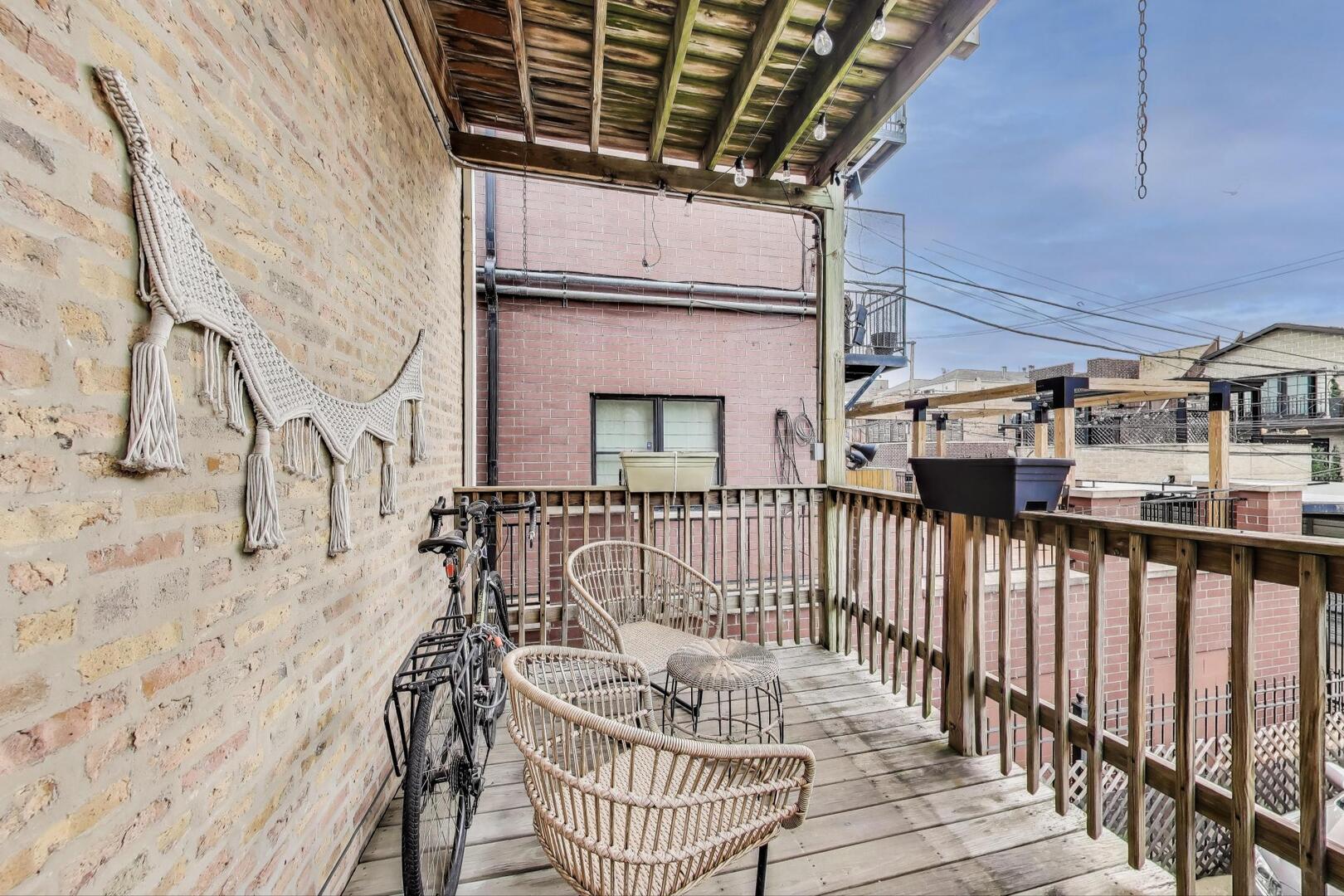 1509 West Thomas Street, Unit 2R Chicago, IL 60642 - Photo 9 of 12 a view of entryway with wooden floor