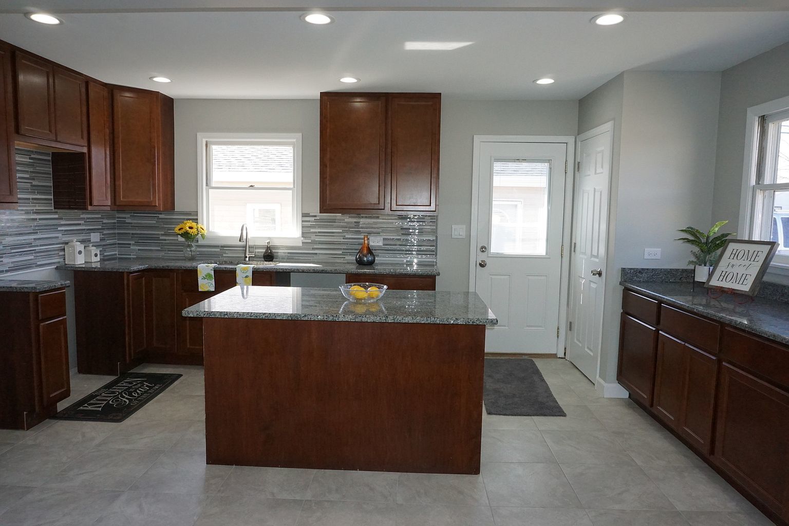 1615 7th Street Winthrop Harbor, IL 60096 - Photo 2 of 24
