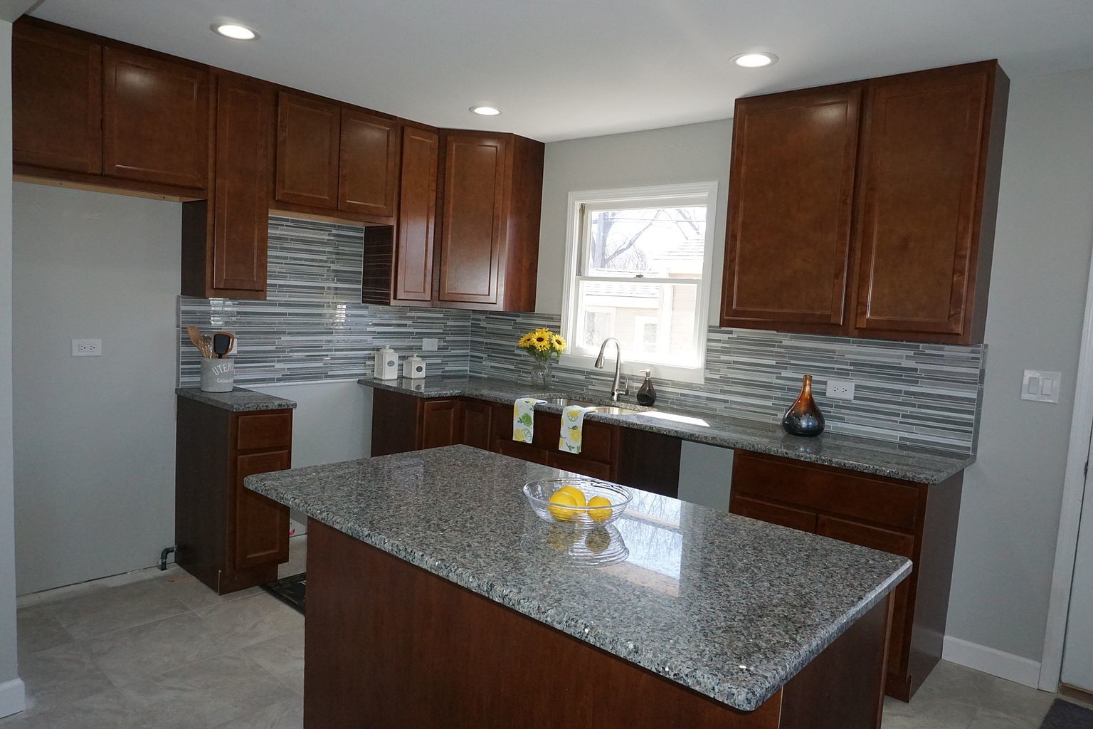 1615 7th Street Winthrop Harbor, IL 60096 - Photo 3 of 24