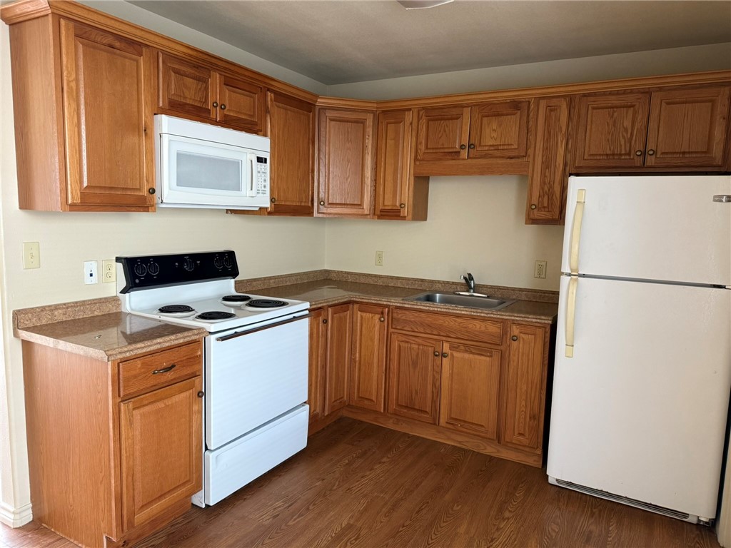 310 South Hermann Avenue Three Rivers, TX 78071 - Photo 2 of 12