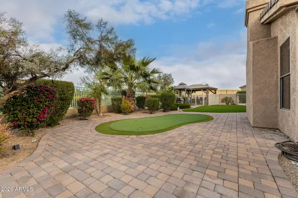 a view of a backyard