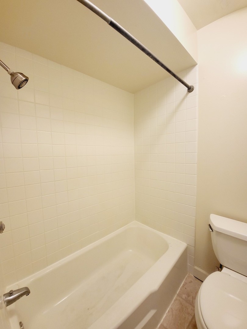 712 Concord Lane Barrington, IL 60010 - Photo 16 of 21 a bathroom with a toilet and a bathtub