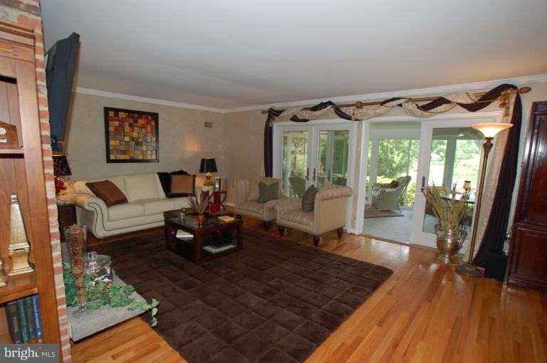 958 Melvin Road Annapolis, MD 21403 - Photo 11 of 29 Family Room