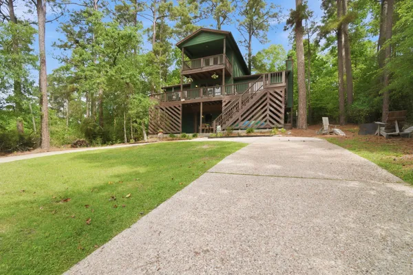 $325,000 | 213 Lakefront Drive, Onalaska, TX 77360