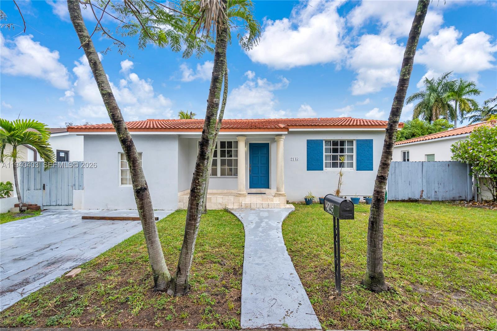 a view of a house with backyard