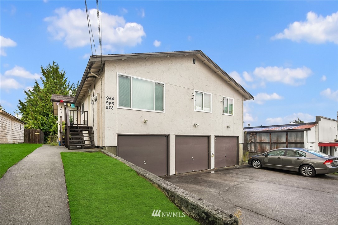 a view of a house with a yard