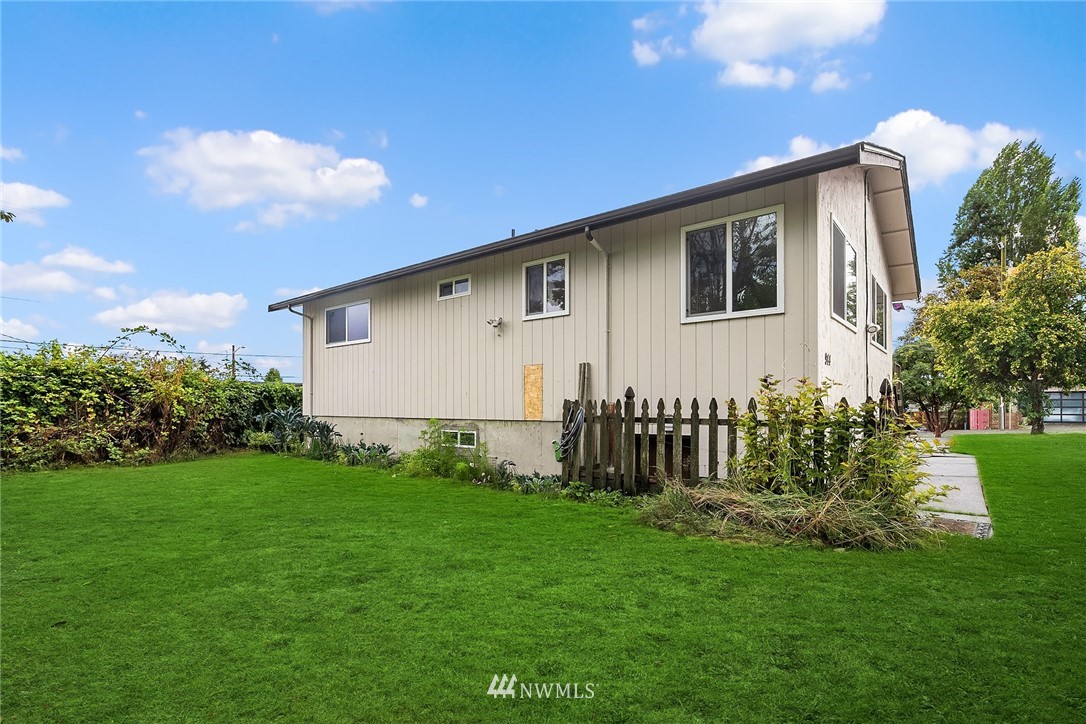 946 North 89th Street Seattle, WA 98103 - Photo 14 of 16 a front view of a house with garden
