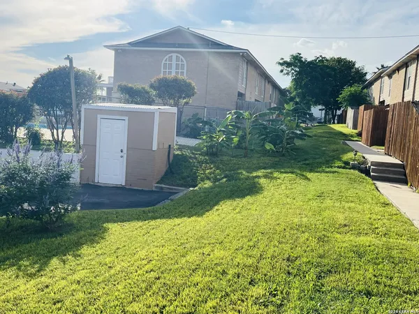 a view of a back yard of the house