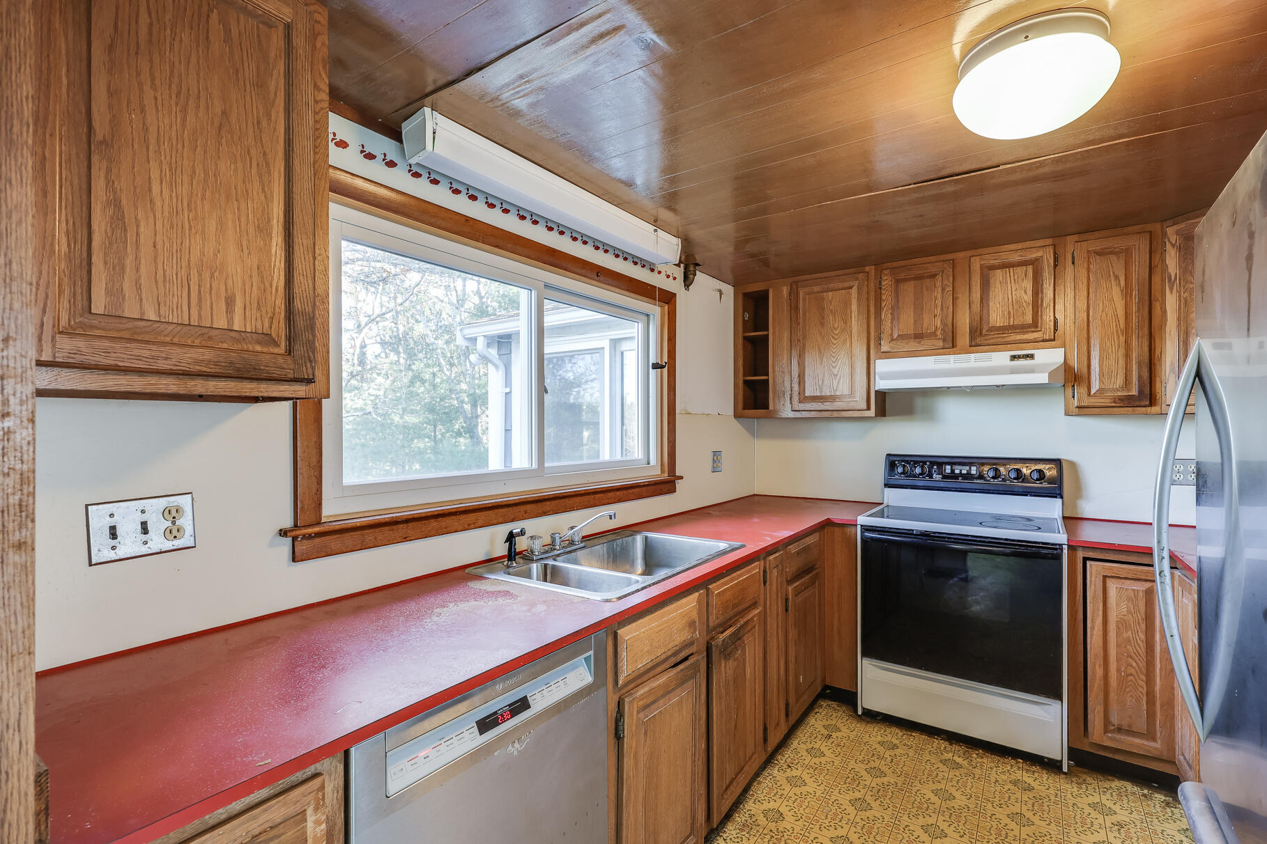 71 Buccaneer Way Mashpee, MA 02649 - Photo 10 of 32 a kitchen that has a sink and a stove