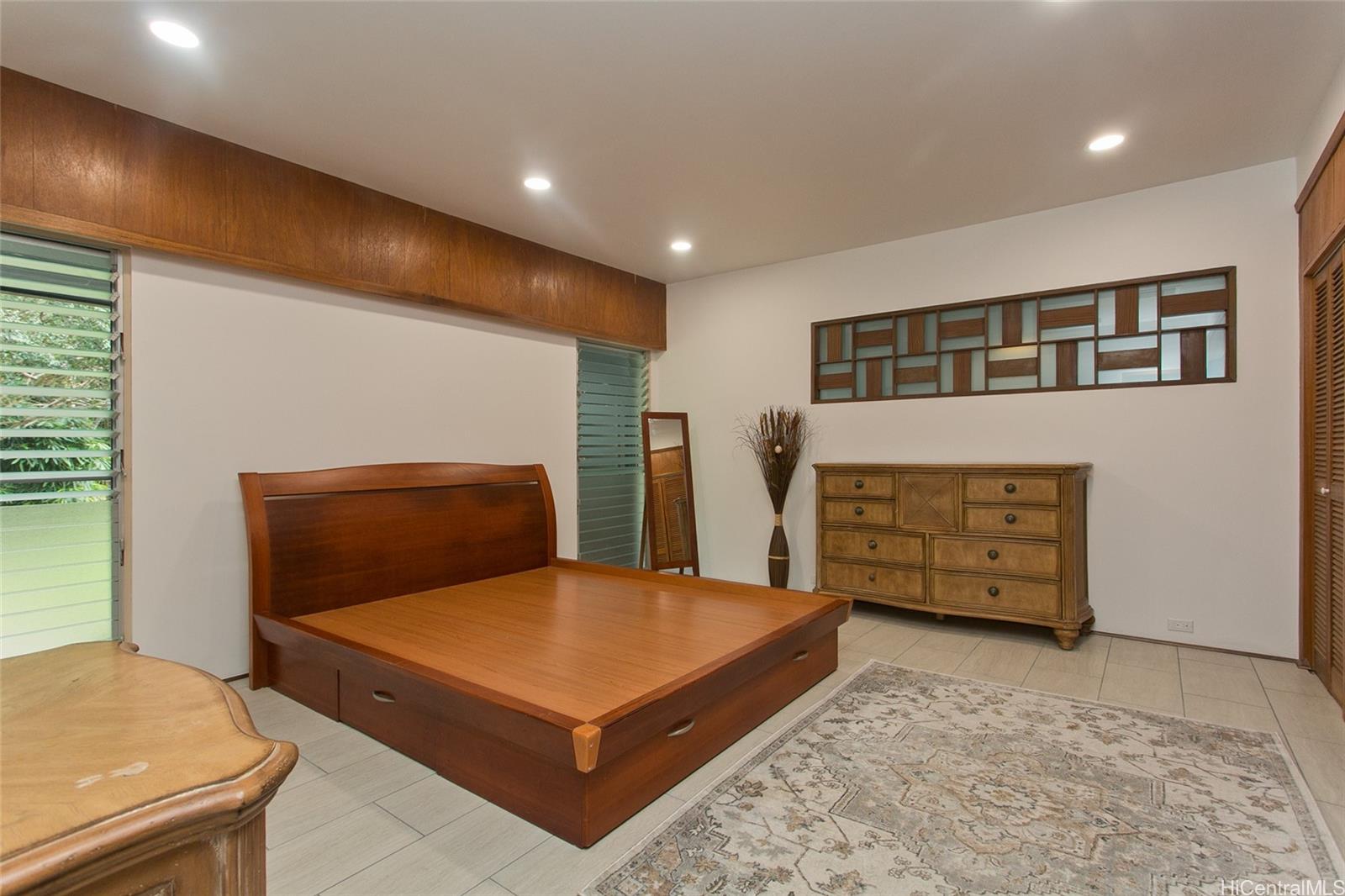 3233 Pacific Heights Road Honolulu, HI 96813 - Photo 14 of 25 a bedroom with a bed and a dresser