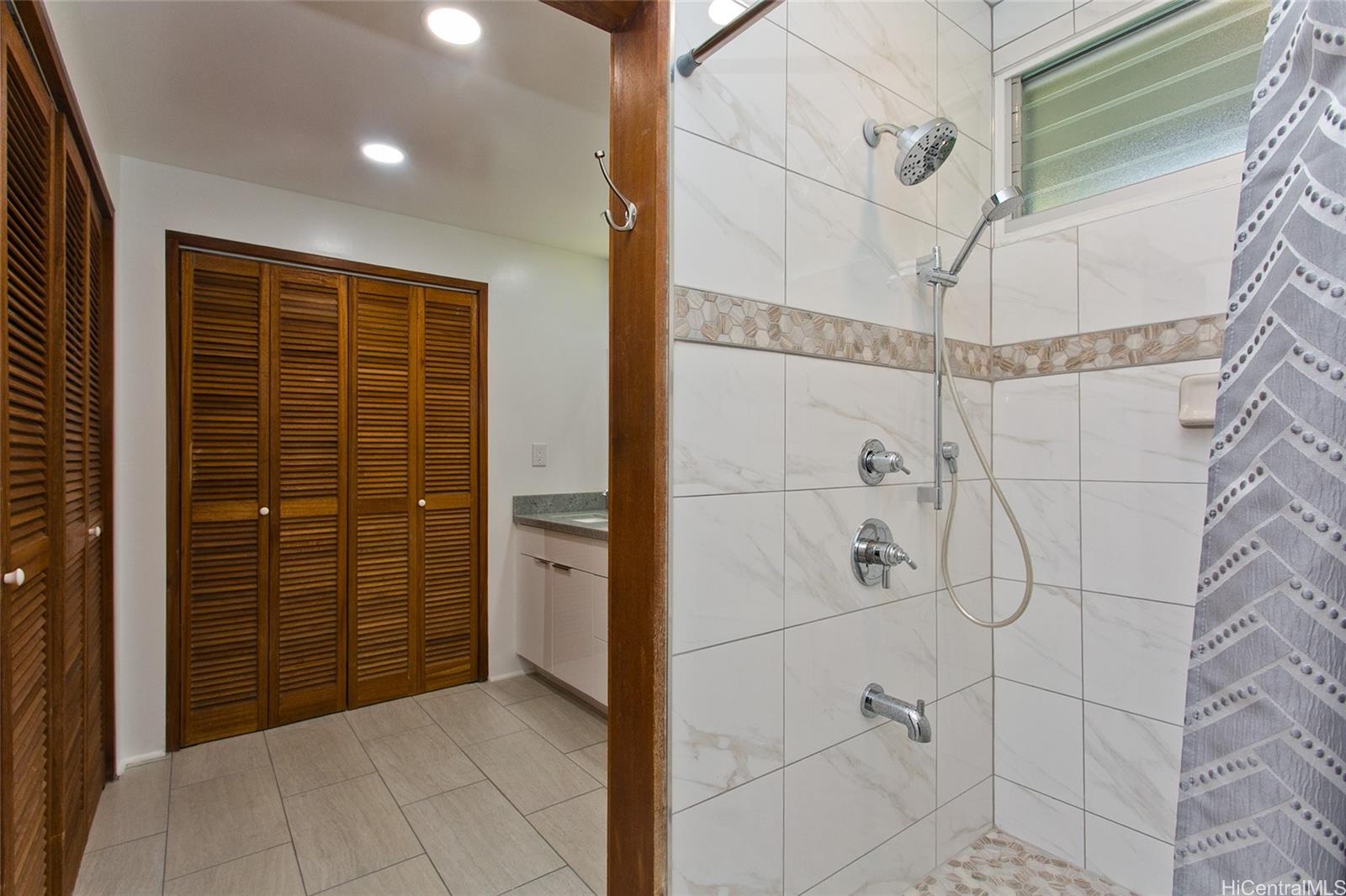 3233 Pacific Heights Road Honolulu, HI 96813 - Photo 15 of 25 a view of a bathroom