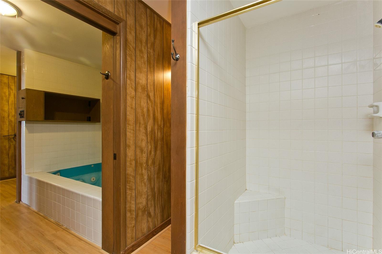 3233 Pacific Heights Road Honolulu, HI 96813 - Photo 20 of 25 a bathroom with a bathtub and shower