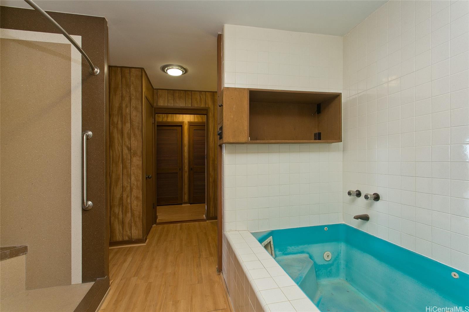 3233 Pacific Heights Road Honolulu, HI 96813 - Photo 21 of 25 a bathroom with a tub and shower