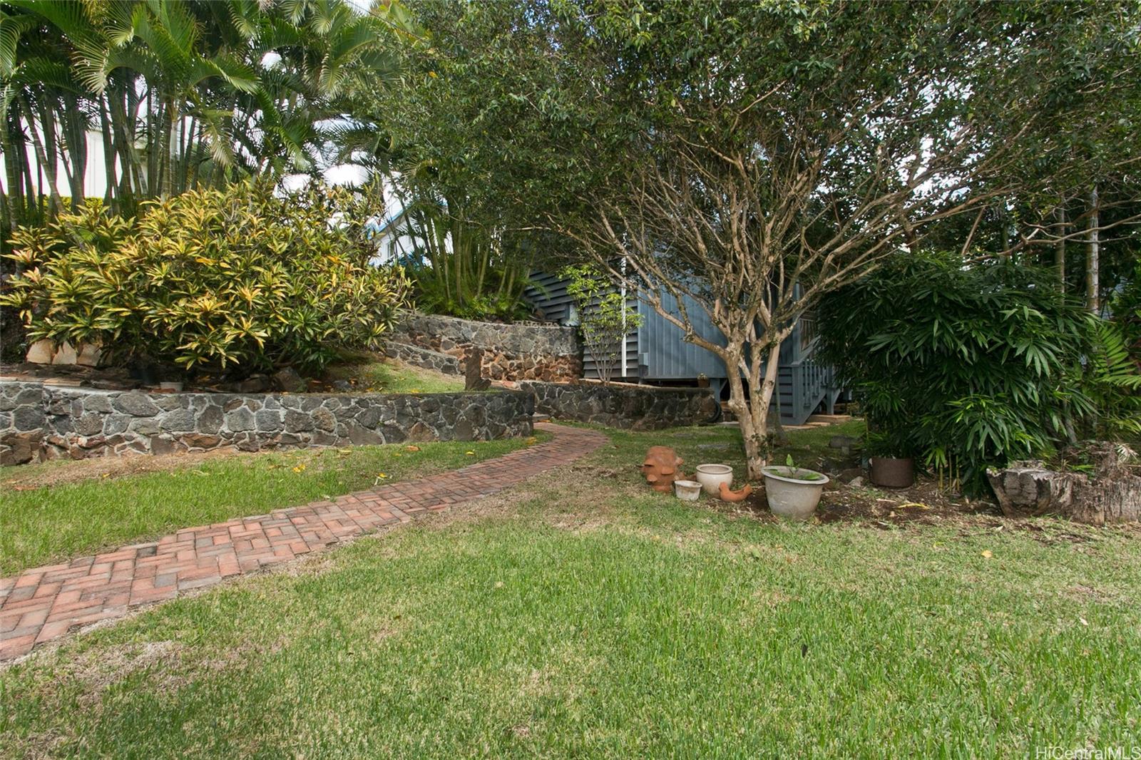 3233 Pacific Heights Road Honolulu, HI 96813 - Photo 22 of 25 a backyard of a house with lots of green space