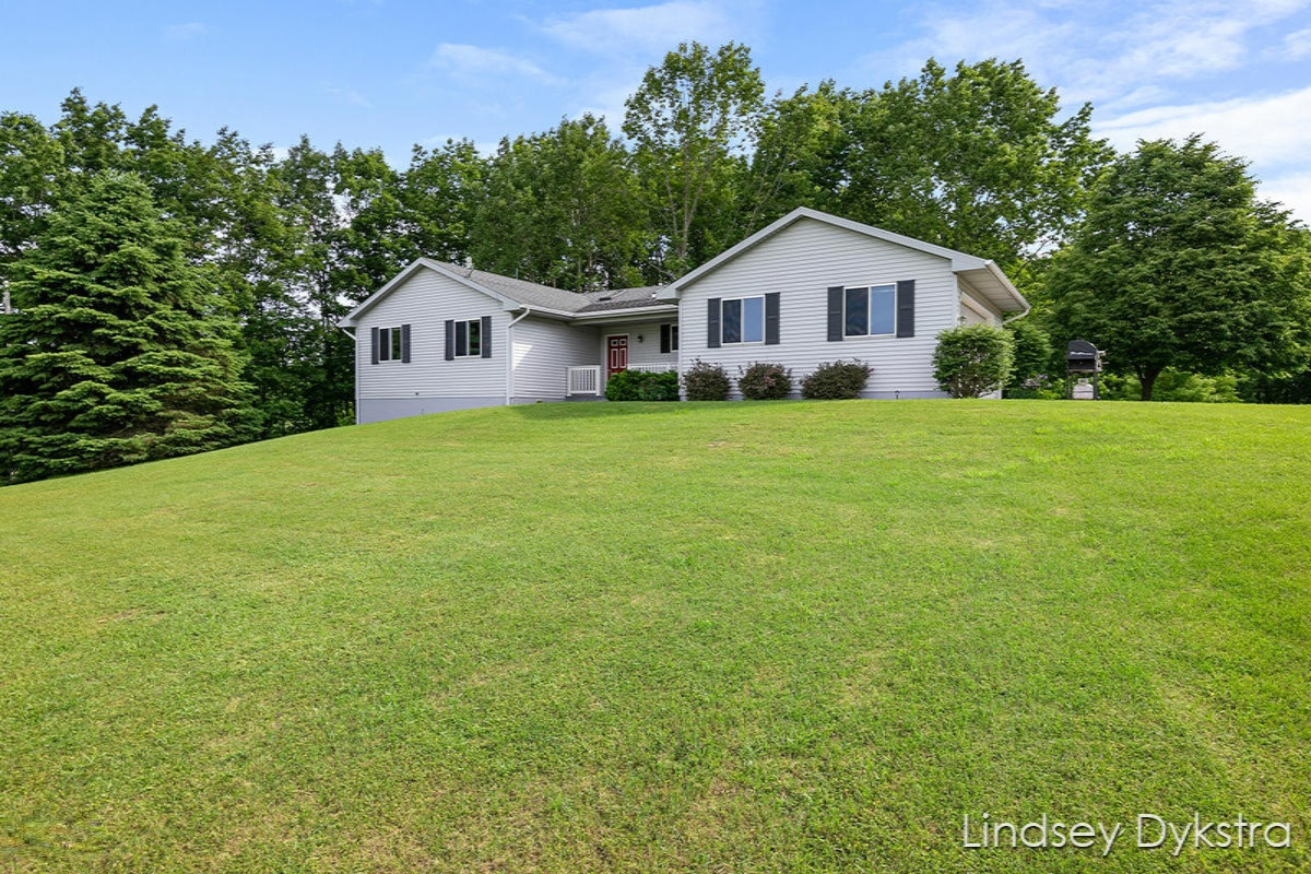6975 South Grow Road Greenville, MI 48838 - Photo 3 of 45 IMG_1001