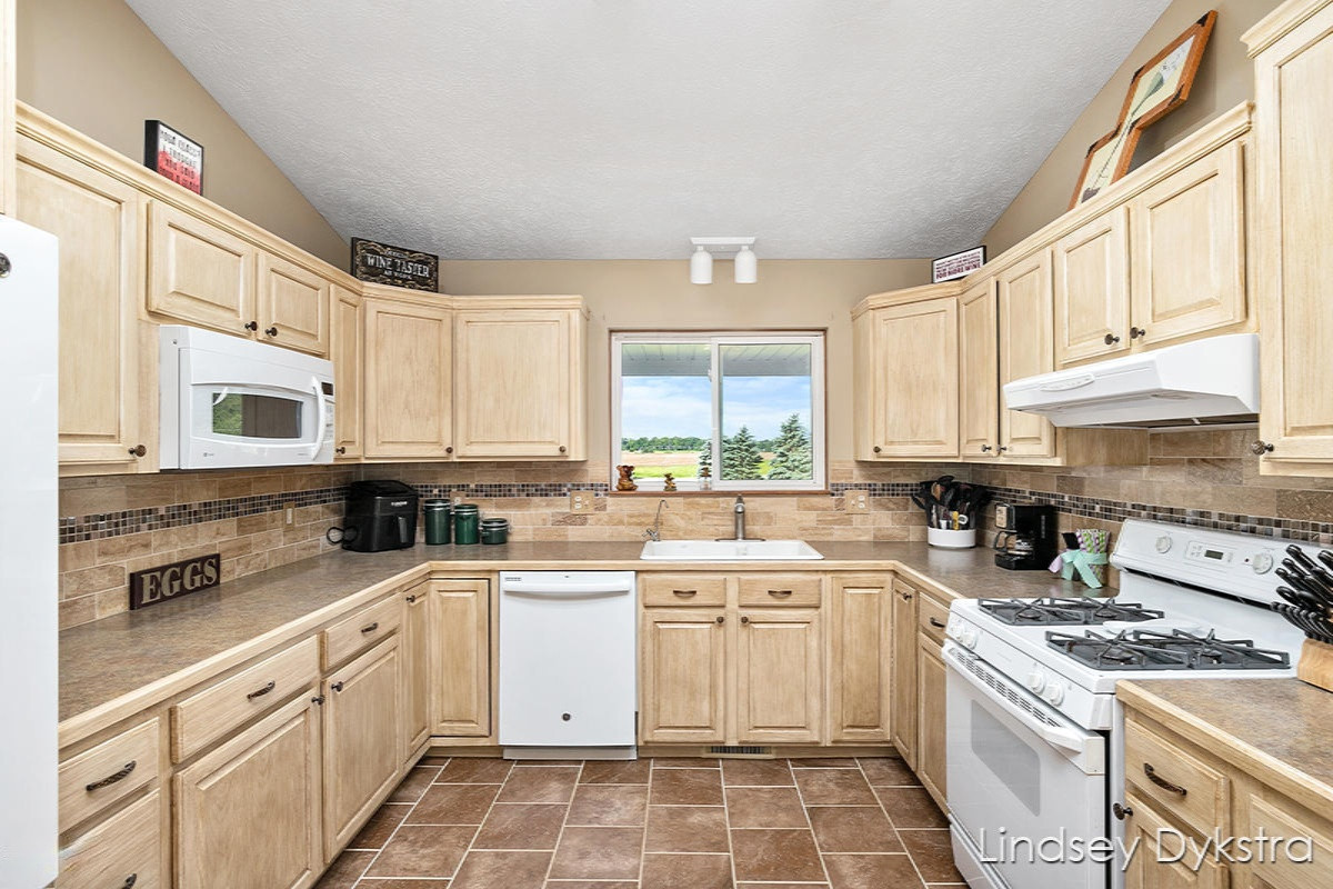 6975 South Grow Road Greenville, MI 48838 - Photo 7 of 45 IMG_1007