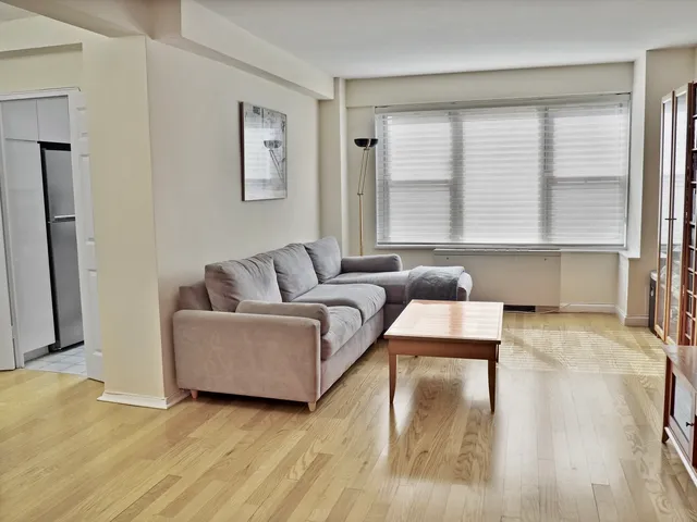 $859,000 | 33 Greenwich Avenue, Unit 6K | West Village