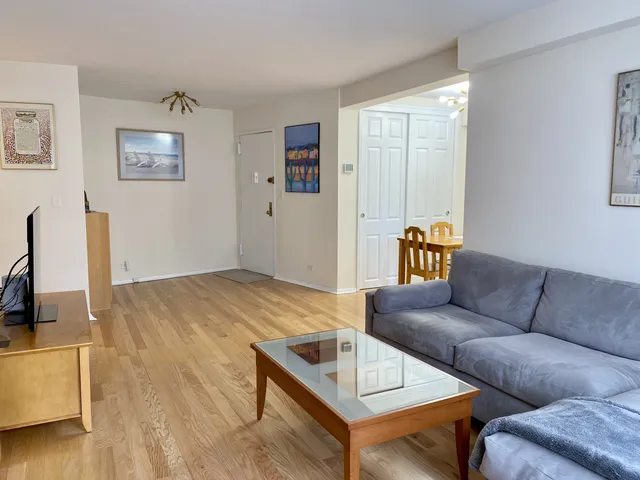 $859,000 | 33 Greenwich Avenue, Unit 6K | West Village