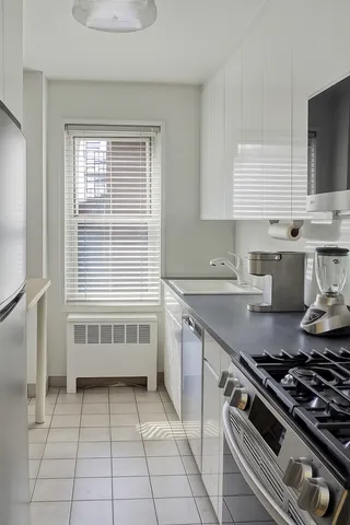 $859,000 | 33 Greenwich Avenue, Unit 6K | West Village