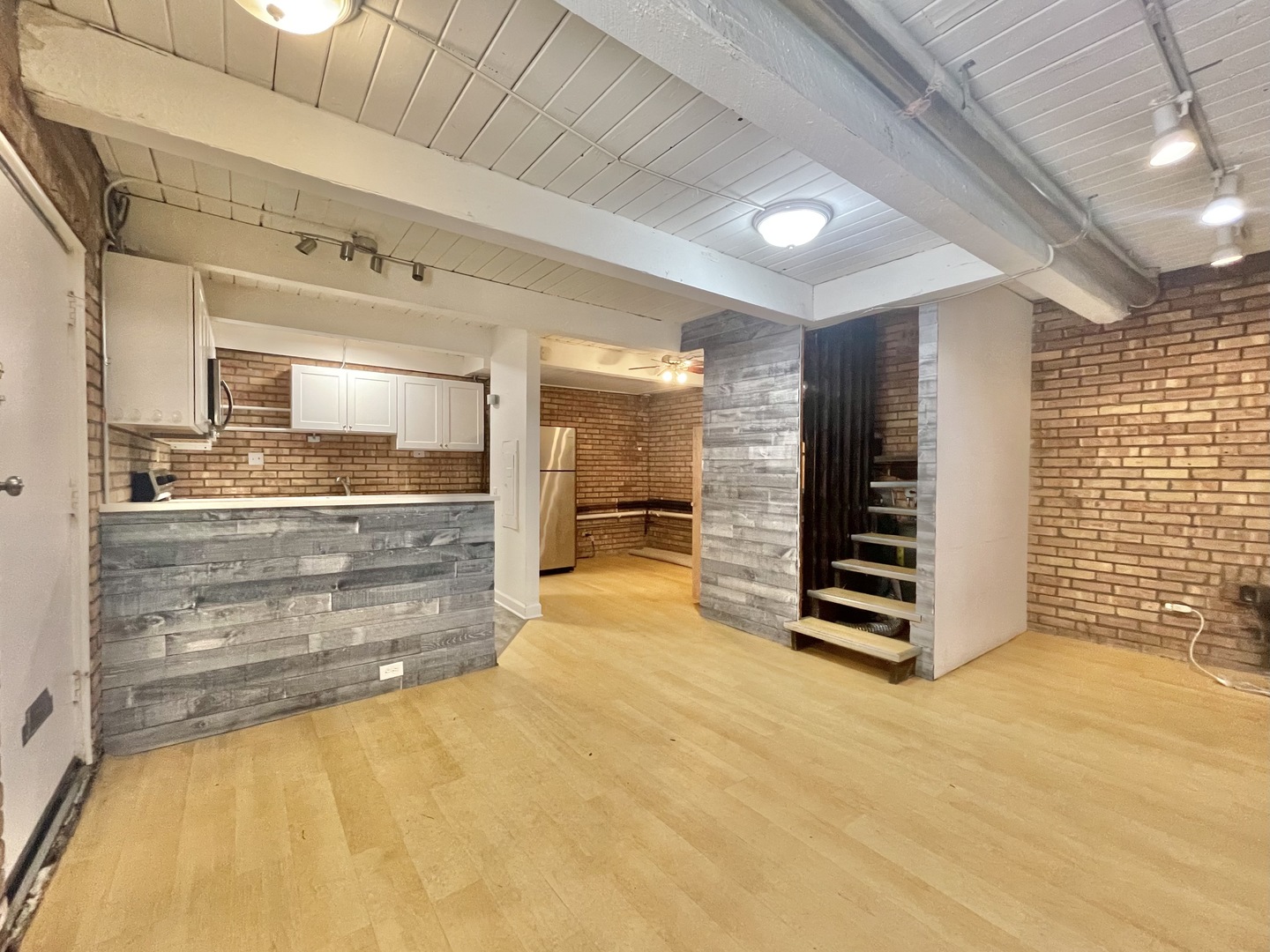 806 South Loomis Street, Unit B Chicago, IL 60607 - Photo 2 of 17 a view of room with wooden floor