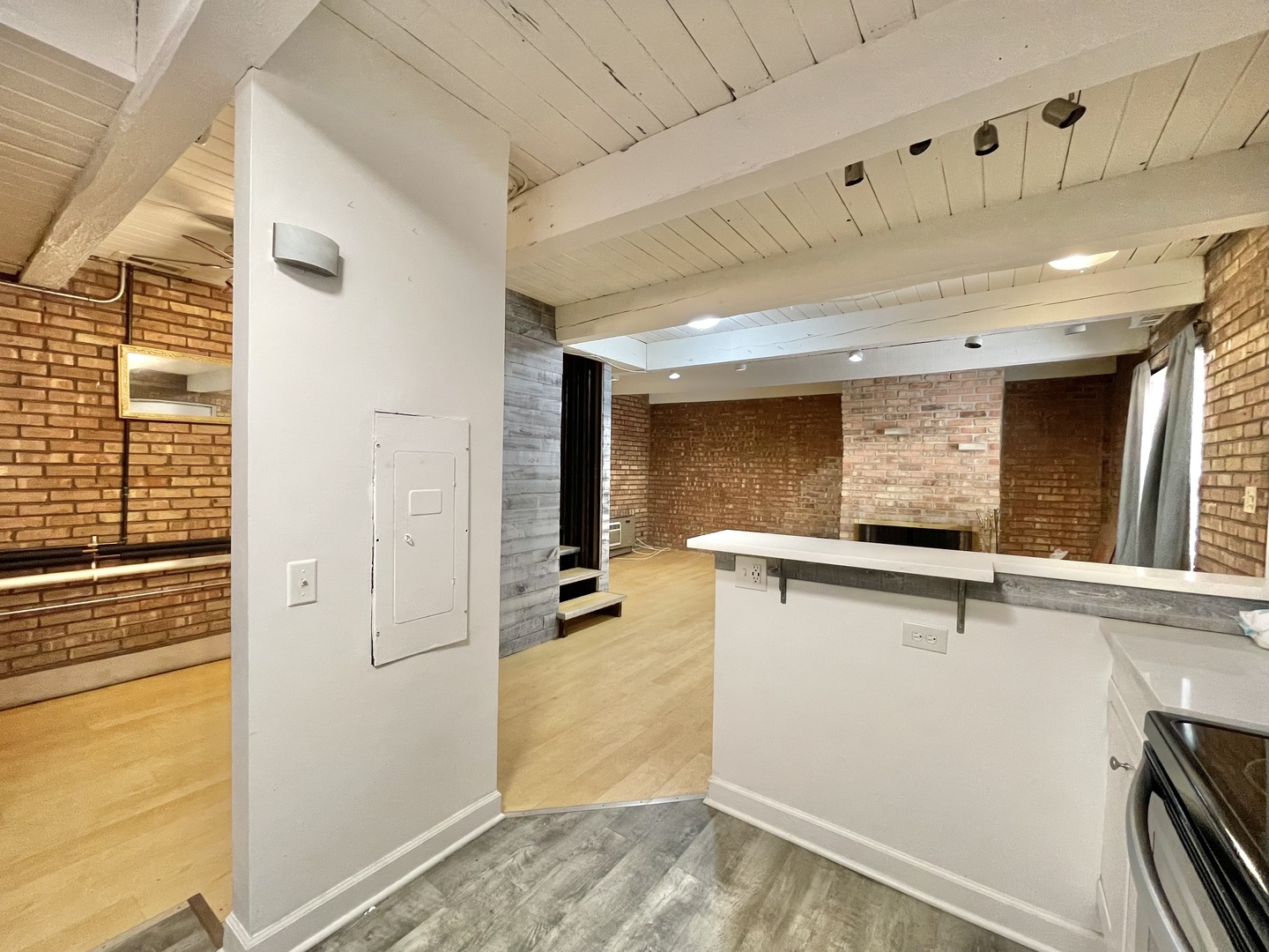 806 South Loomis Street, Unit B Chicago, IL 60607 - Photo 7 of 17 a view of a hallway with a window