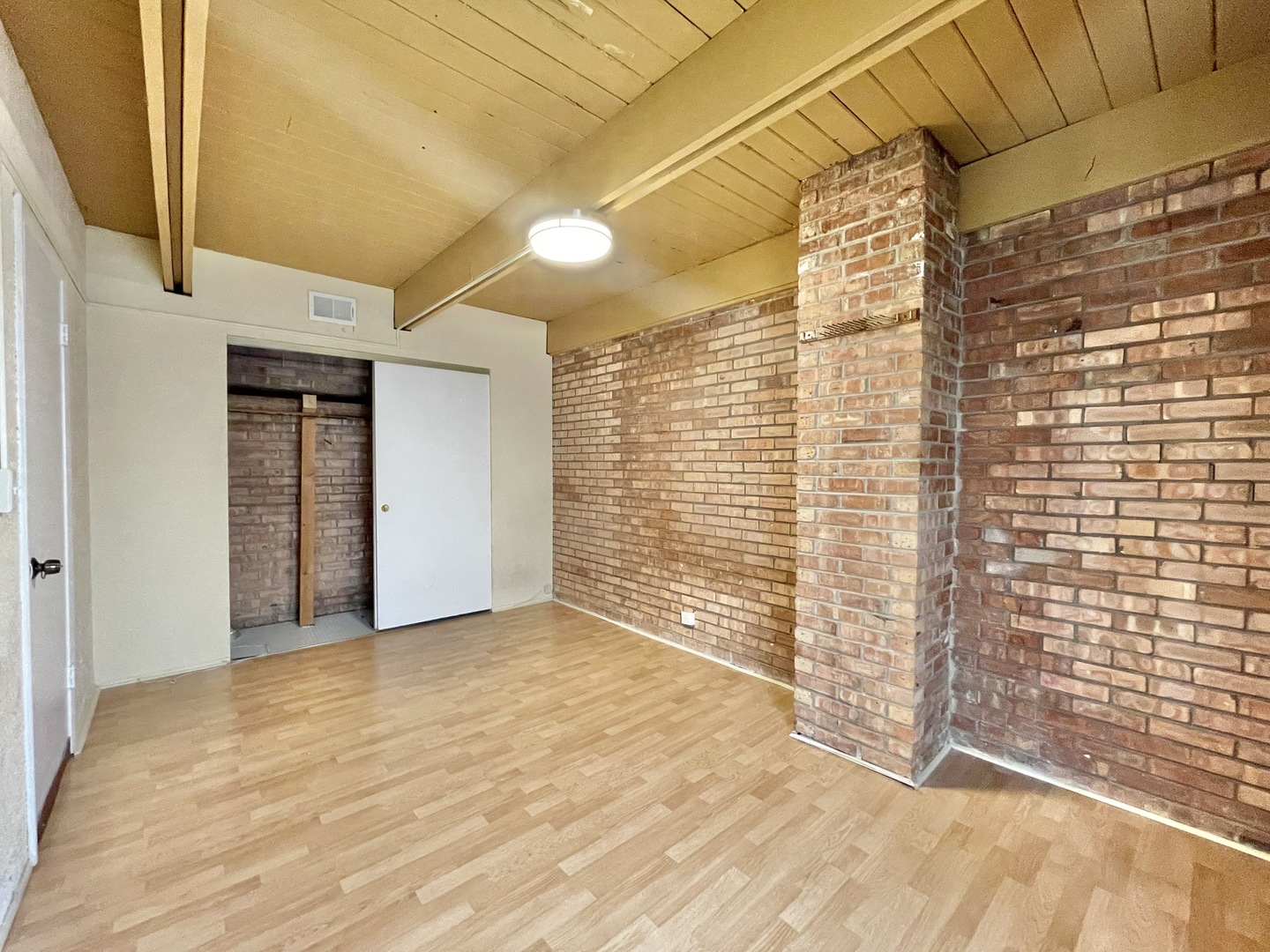 806 South Loomis Street, Unit B Chicago, IL 60607 - Photo 10 of 17 a view of an empty room with wooden floor and a window