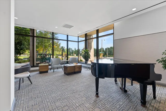 $214,900 | 929 North Astor Street, Unit 405, Milwaukee, WI 53202