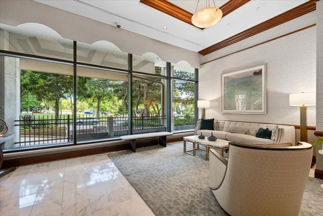 $214,900 | 929 North Astor Street, Unit 405, Milwaukee, WI 53202