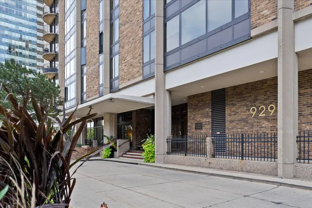 $214,900 | 929 North Astor Street, Unit 405, Milwaukee, WI 53202