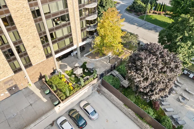 $214,900 | 929 North Astor Street, Unit 405, Milwaukee, WI 53202