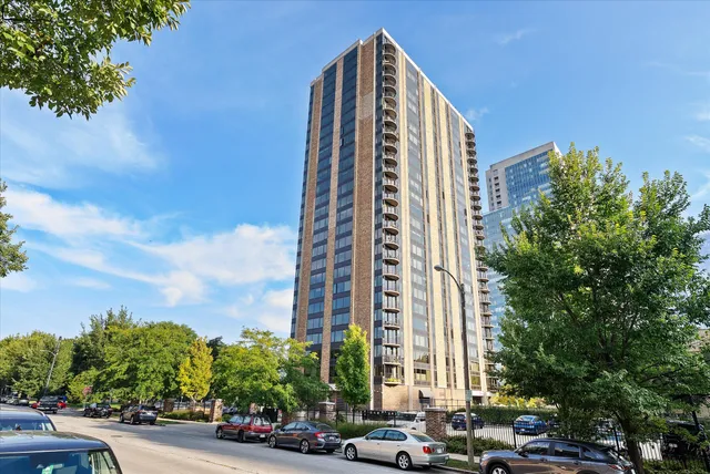$214,900 | 929 North Astor Street, Unit 405, Milwaukee, WI 53202