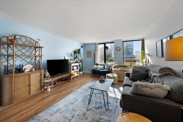 $214,900 | 929 North Astor Street, Unit 405, Milwaukee, WI 53202