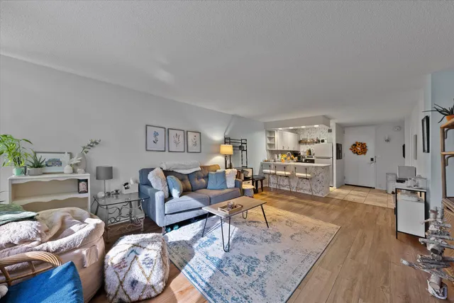 $214,900 | 929 North Astor Street, Unit 405, Milwaukee, WI 53202