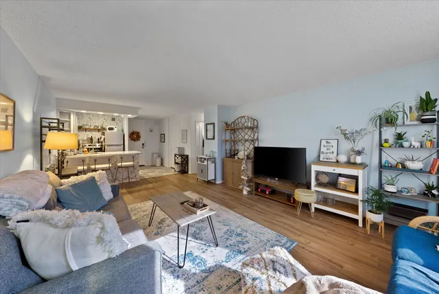 $214,900 | 929 North Astor Street, Unit 405, Milwaukee, WI 53202