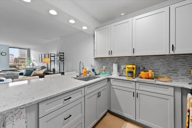 $214,900 | 929 North Astor Street, Unit 405, Milwaukee, WI 53202