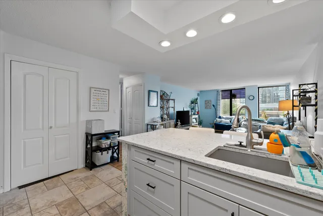 $214,900 | 929 North Astor Street, Unit 405, Milwaukee, WI 53202