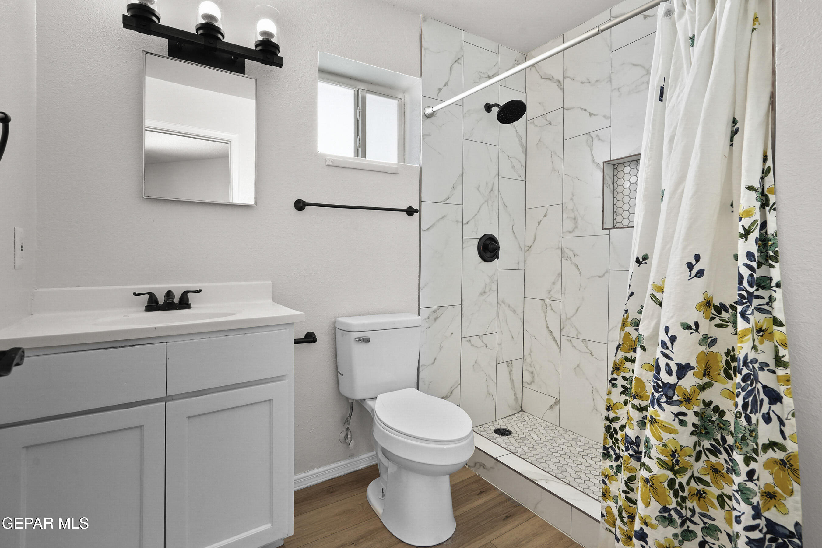 11023 Splendor Court El Paso, TX 79936 - Photo 22 of 43 Secondary bathroom