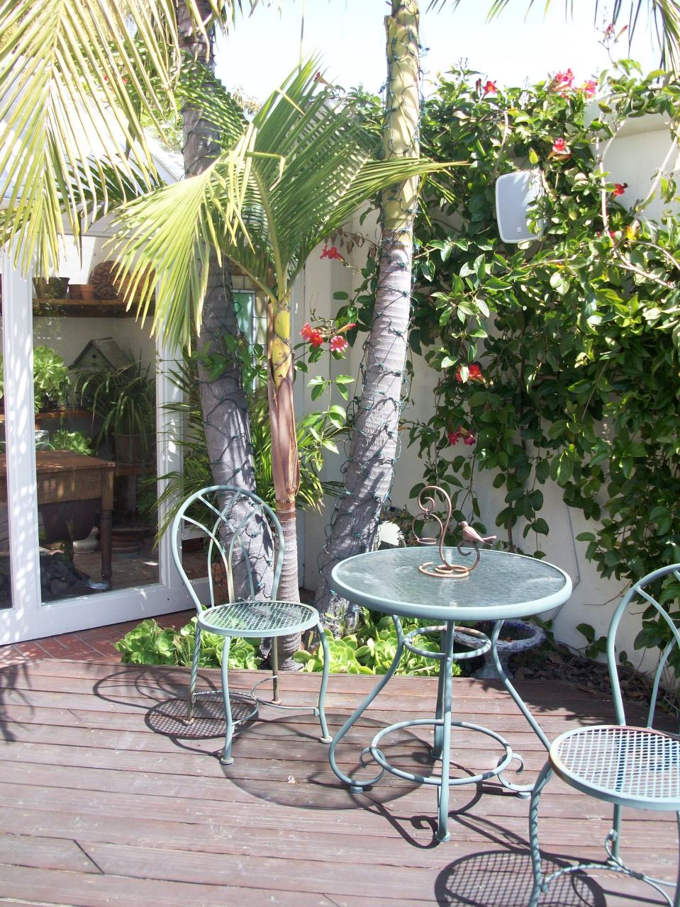 855 Miramonte Drive Santa Barbara, CA 93109 - Photo 16 of 25 a view of a chairs and table in patio