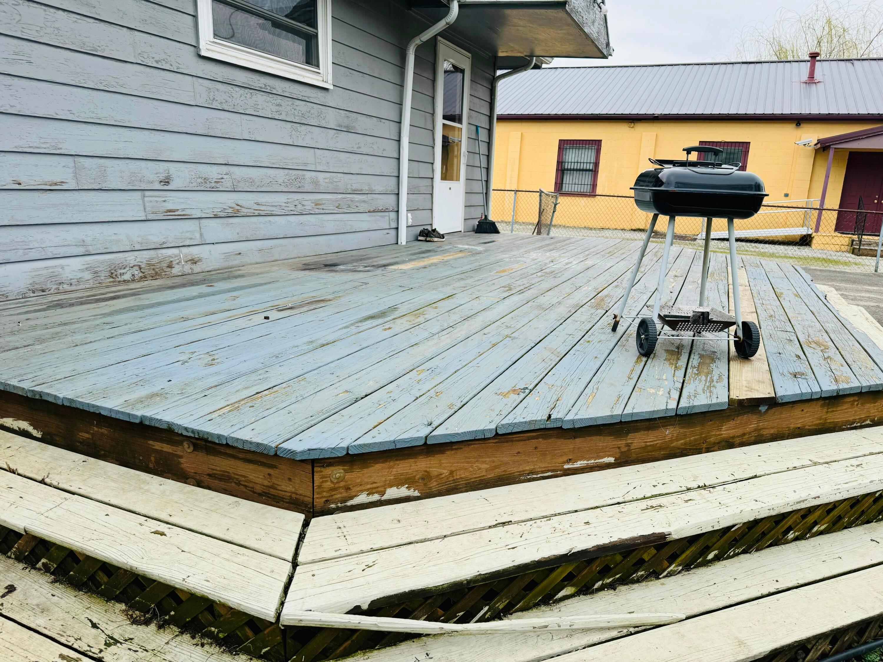 1015 Hart Road Columbus, OH 43223 - Photo 34 of 34 deck